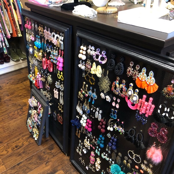 MY GOAL IS TO SELL OUT MY CLOSET BY 2022 - Picture 8 of 11